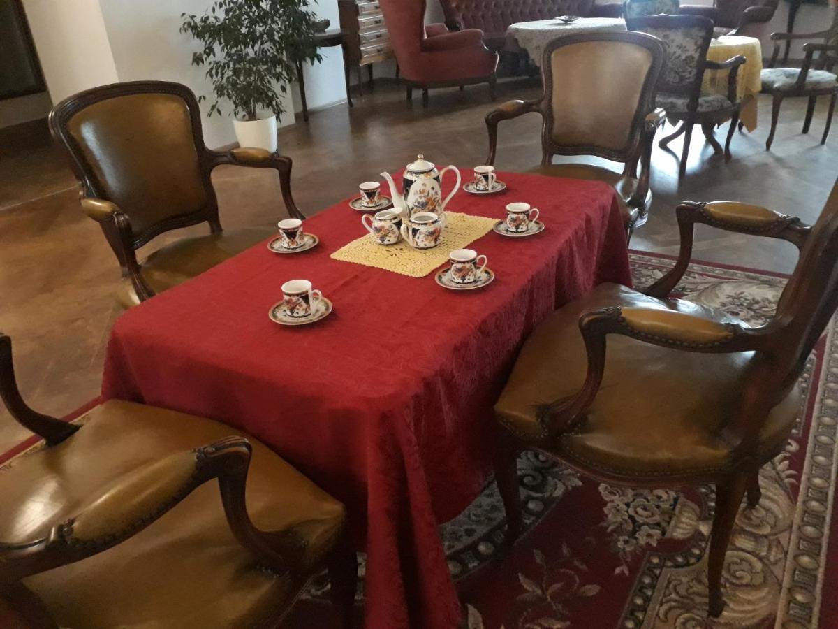 Dwór Strzyżew Acomodação com café da manhã Zelazowa Wola Exterior foto